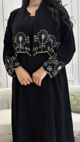 عبايه سوداء مزينه بتطريز مع شك أنيقه