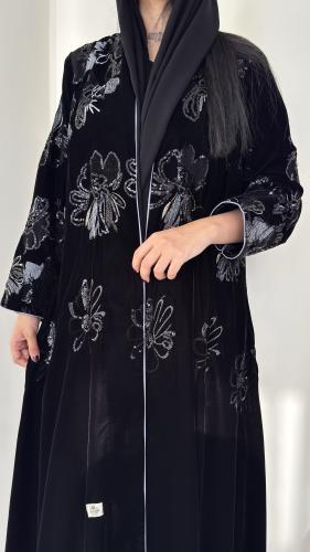 عبايه مخمل مزينه بخيوط ترتر أنيقه