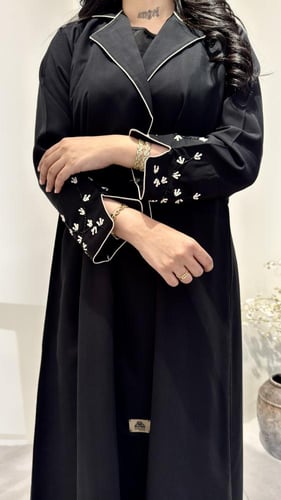 عباية رسمية مزينة بشك ملون مع كسره من الخلف مميزه