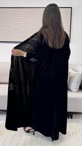 عباية شتوية من قماش المخمل مطرزة