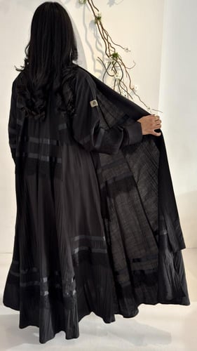 عبايه تربل كلوش قماش لنن مزينه بدانتيل فاخره