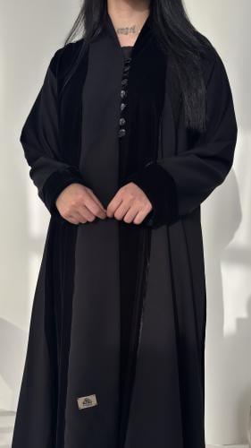 عباية كلوش بتدخيلات المخمل مع كتان مزينه بزرار ديك...