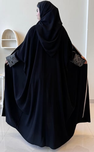 عباية بقصة الفراشة مزينة بشك على الأكمام