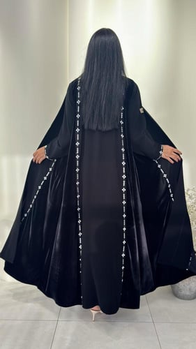 عباية مطرزه بتدخيلات المخمل والكريب مميزه