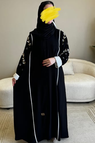 عباية سوداء بشك فضي على الأكمام