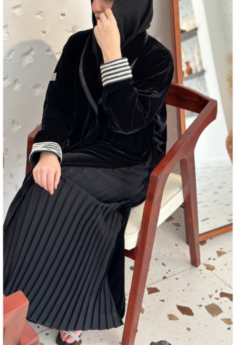 عباية شتوية من المخمل الأسود والكسرات الجانبية