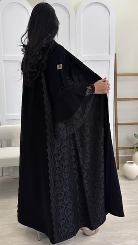 عبايه سوداء مزينه بدانتيل على الجوانب والكم أنيقه