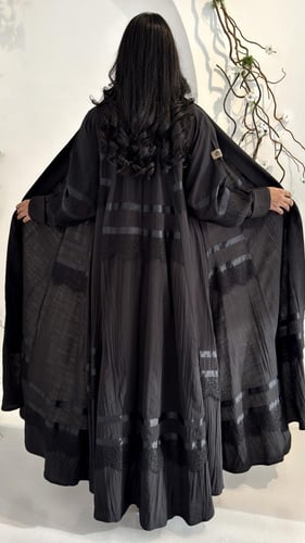 عبايه تربل كلوش قماش لنن مزينه بدانتيل فاخره