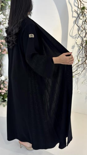 عباية سوداء مزينه بتطريز ناعم على الأمام والجوانب