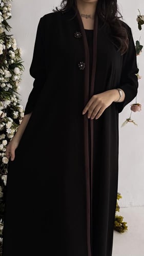 عباية سوداء مع وردة كرستال أنيقة