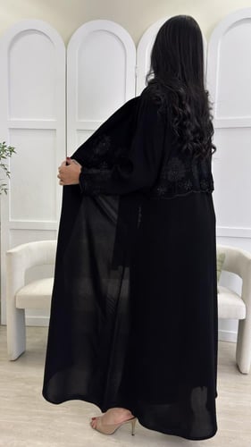 عبايه سوداء مزينه بتطريز مع شك أنيقه