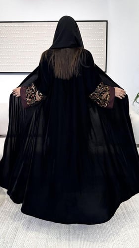 عباية مخمل بتطريز ملون ناعم على الكم