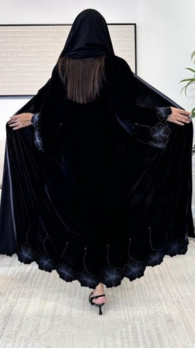 عباية مخمل مزينة بتطريز على الكم والأسفل