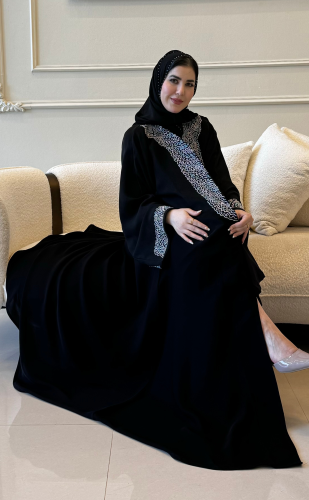 عباية فاخرة مزينة بشك على الأمام