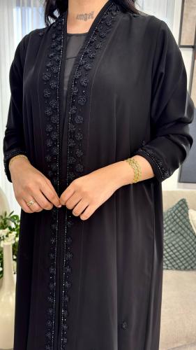 عباية فاخرة مزينة بشك أسود على الأمام