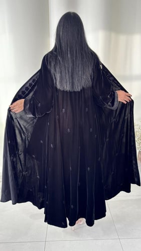 عبايه مخمل دبل كلوش بتطريز منثور مميزه