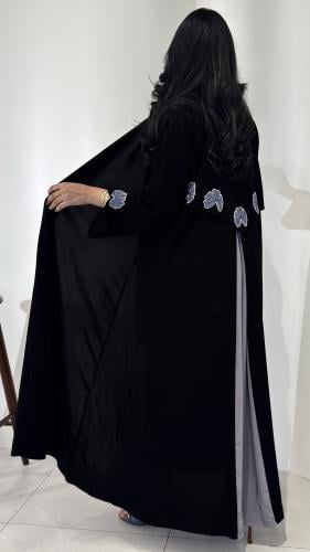 عباية مزينة بكسرة من الخلف مع شك أنيقة