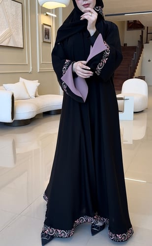 عباية كلوش مزينة بتطريز على الكم والأسفل