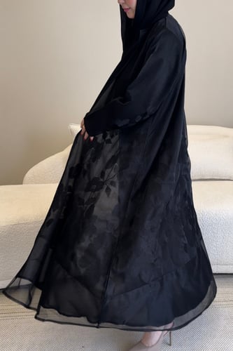 عباية سوداء فاخرة بتطريز أسود