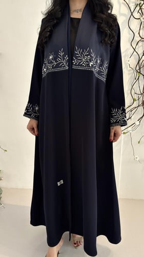 عبايه فاخره بتطريز أنيق مميزه