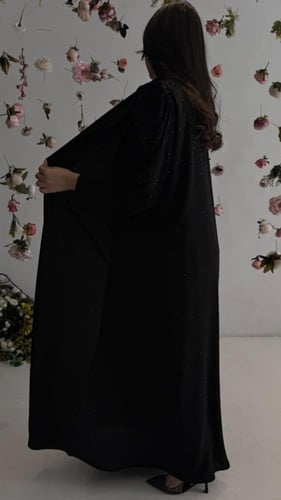 عباية رسمية مزينة بكرستال مع شك مميزة
