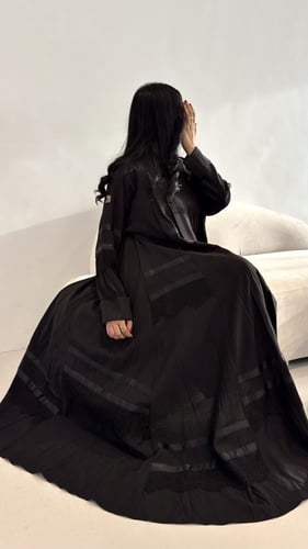 عبايه تربل كلوش قماش لنن مزينه بدانتيل فاخره