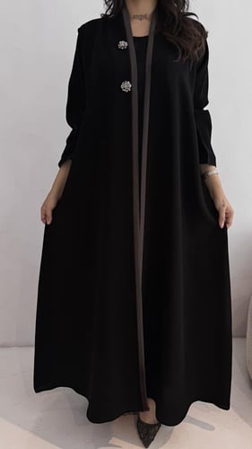 عباية سوداء مع وردة كرستال أنيقة