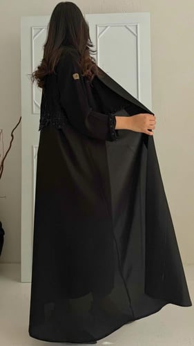 عباية كلوش مزينة بتطريز شك أنيقة