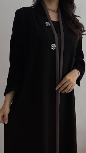 عباية سوداء مع وردة كرستال أنيقة