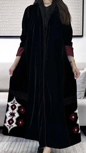 عباية مخمل فاخرة بتدخيلات جانبية