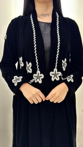 عبايه مخمل مزينه بشك فضي فاخره