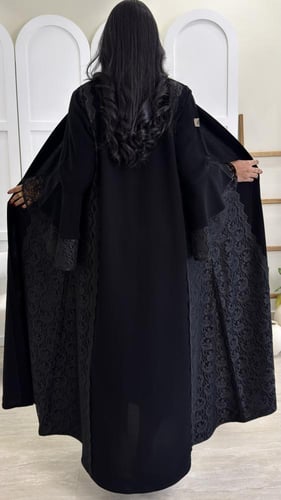 عبايه سوداء مزينه بدانتيل على الجوانب والكم أنيقه