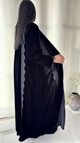 عبايه مخمل مزينه بكلفه دانتيل فاخره