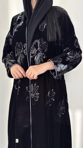 عبايه مخمل مزينه بخيوط ترتر أنيقه