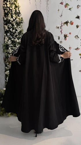 عباية أنيقة بشك ملون على الامام والكم