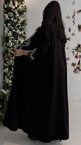 عباية أنيقة بشك ملون على الامام والكم