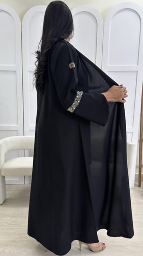 عباية فاخره مزينه بشك ناعم على الكم