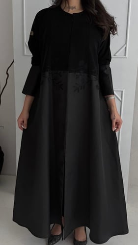 عباية مطرزه بتدخيلات قماش التفته مع الكريب