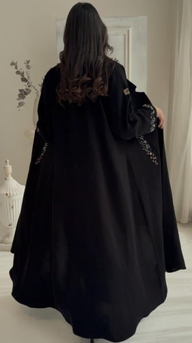 عباية كلوش مزينة بشك ملون فخمة