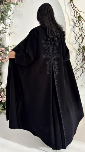 عباية مزينة بتطريز فاخر مع كسره من الخلف