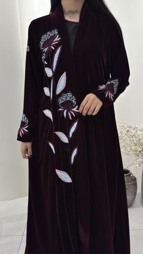 "عباية مخمل بتطريز شَك مميزه