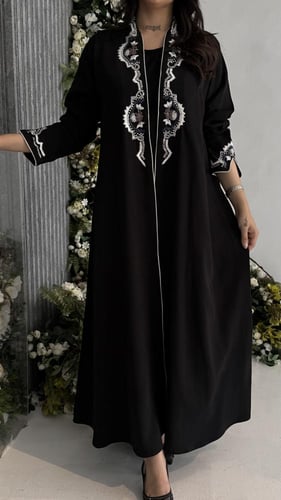 عباية أنيقة بشك ملون على الامام والكم