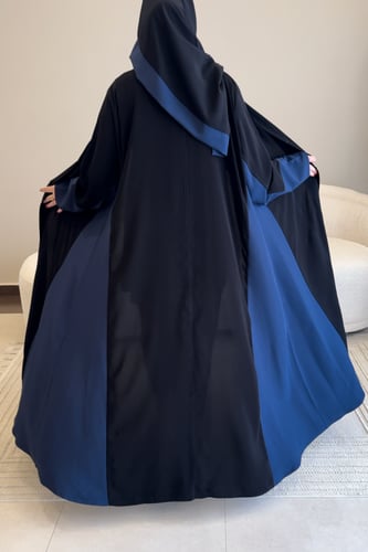 عباية فاخرة بتدخيلات ملونة في الجوانب مع خطوط طولي...