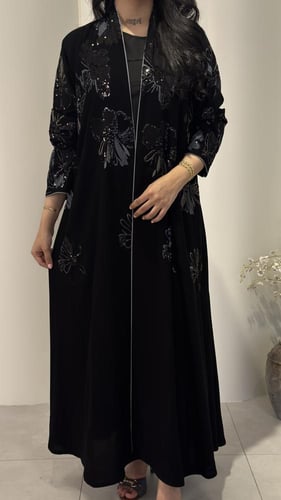 عباية مزينة بخيوط ترتر فخمه