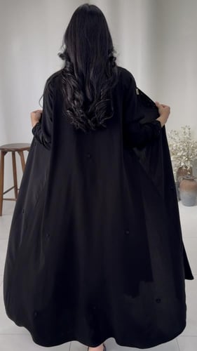 عباية فاخرة مزينة بشك أسود على الأمام