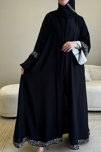 عباية كلوش مزينة بتطريز على الكم والأسفل