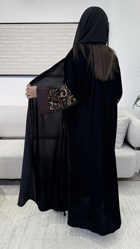 عباية مخمل بتطريز ملون ناعم على الكم