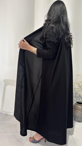 عباية بتدخيلات كريب جاكار مع شك مميزه