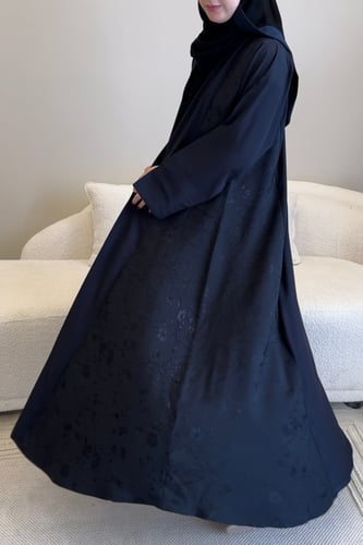 عباية كلوش لون كحلي مع جوانب مشجرة