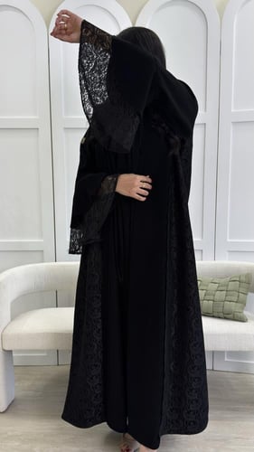 عبايه سوداء مزينه بدانتيل على الجوانب والكم أنيقه